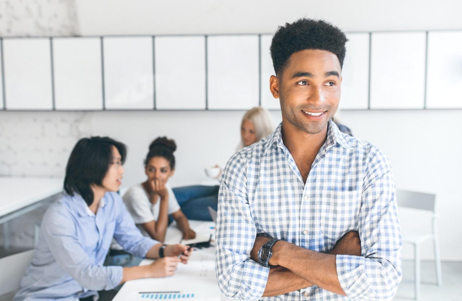 Étudiants travaillant sur leurs finances personnelles avec des documents et calculatrices